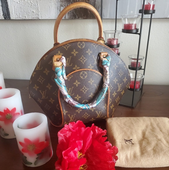 Louis Vuitton Handbags - 🥰Authentic Louis Vuitton Ellipse pm size🥰